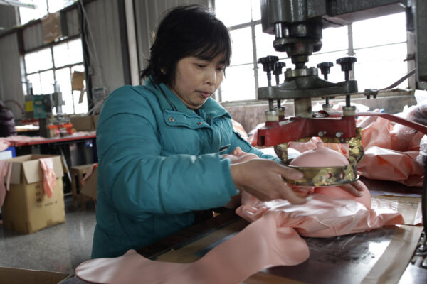 На китайской фабрике по производству секс-кукол. Фото №11