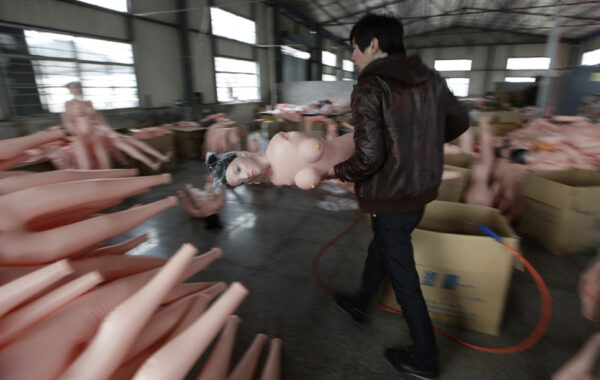 На китайской фабрике по производству секс-кукол. Фото №14