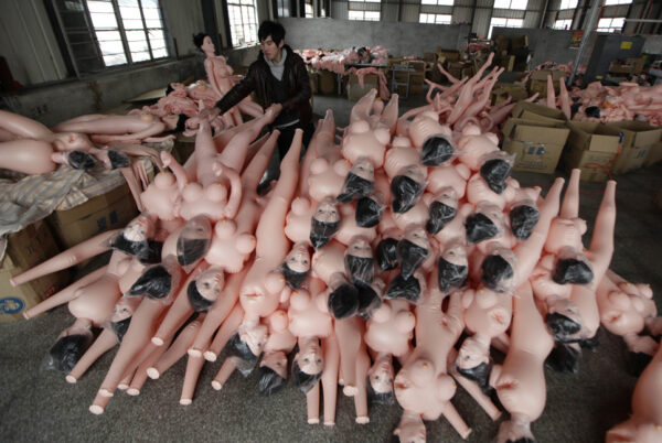 На китайской фабрике по производству секс-кукол. Фото №15