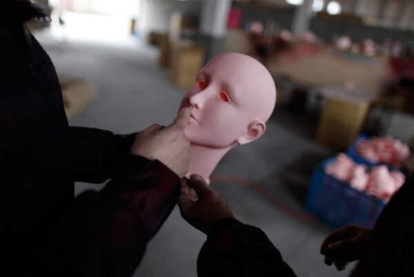 На китайской фабрике по производству секс-кукол. Фото №17