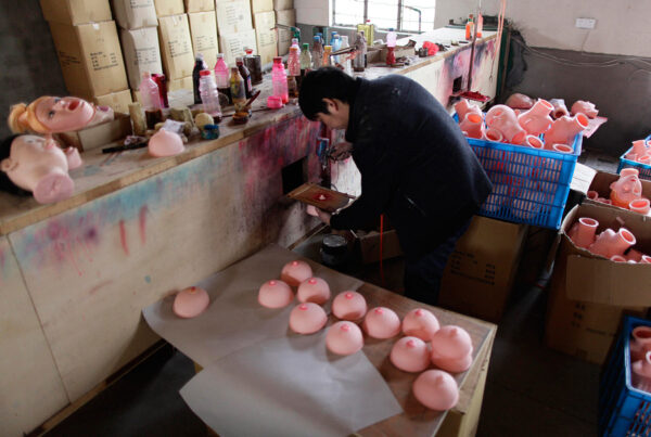На китайской фабрике по производству секс-кукол. Фото №20
