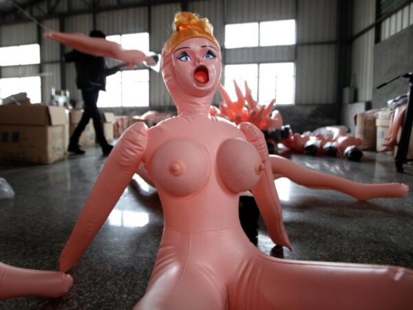 На китайской фабрике по производству секс-кукол. Фото №4