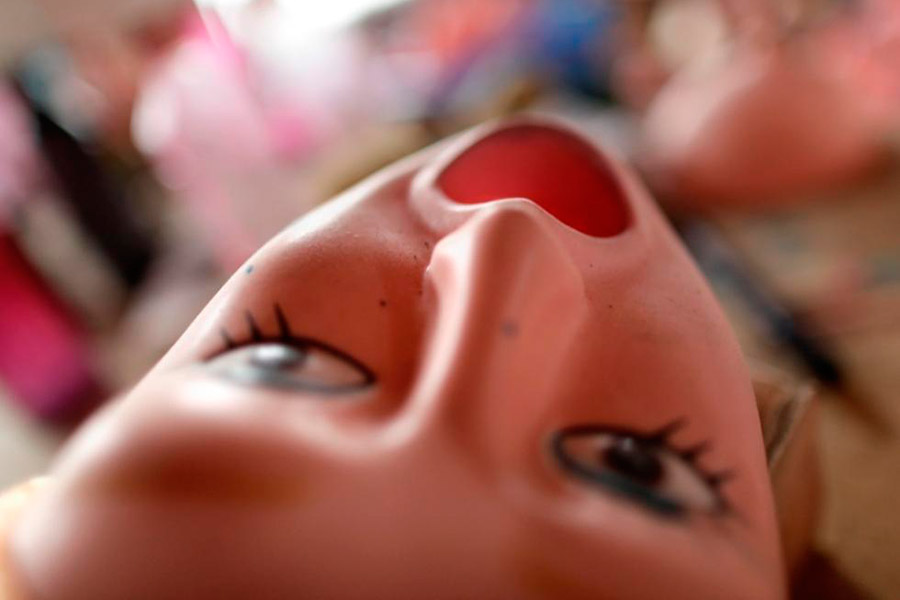 На китайской фабрике по производству секс-кукол