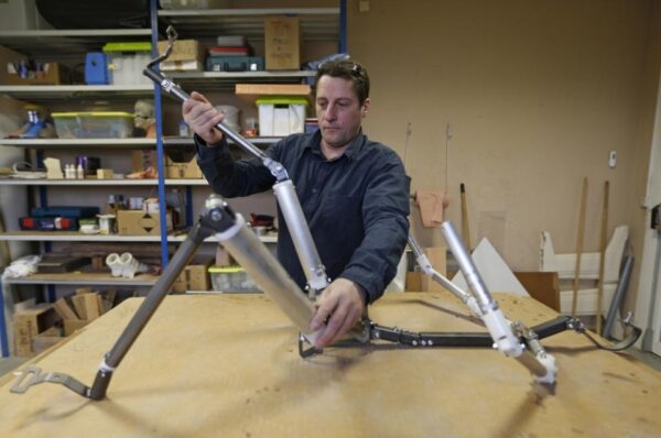 Тьерри Реверди, владелец Dreamdoll, демонстрирует механическую конструкцию, служащую основой секс-куклы.
